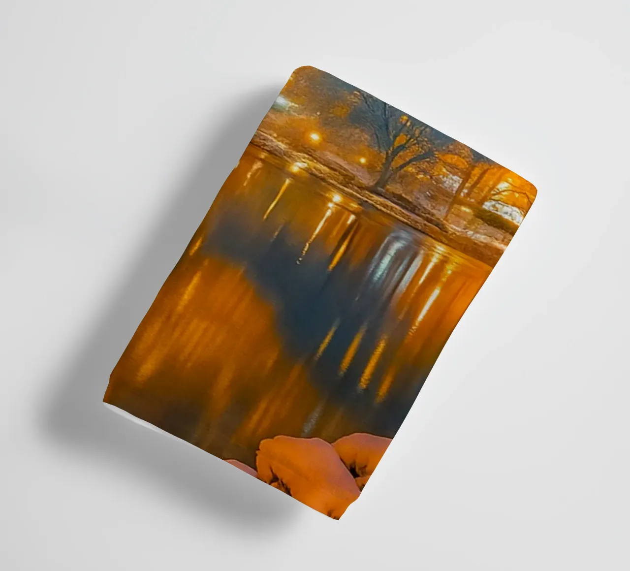 meer in de voortuin van hoge gebouwen badhanddoek van PASMING