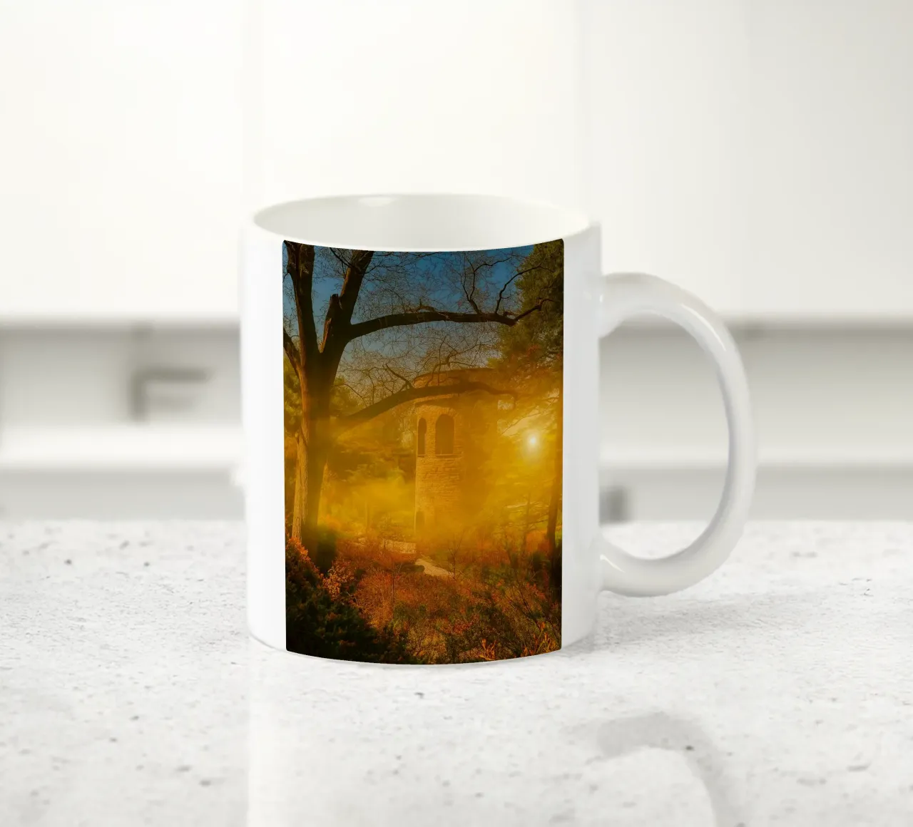 vecchio edificio in mezzo alla foresta tazza in ceramica da PASMING