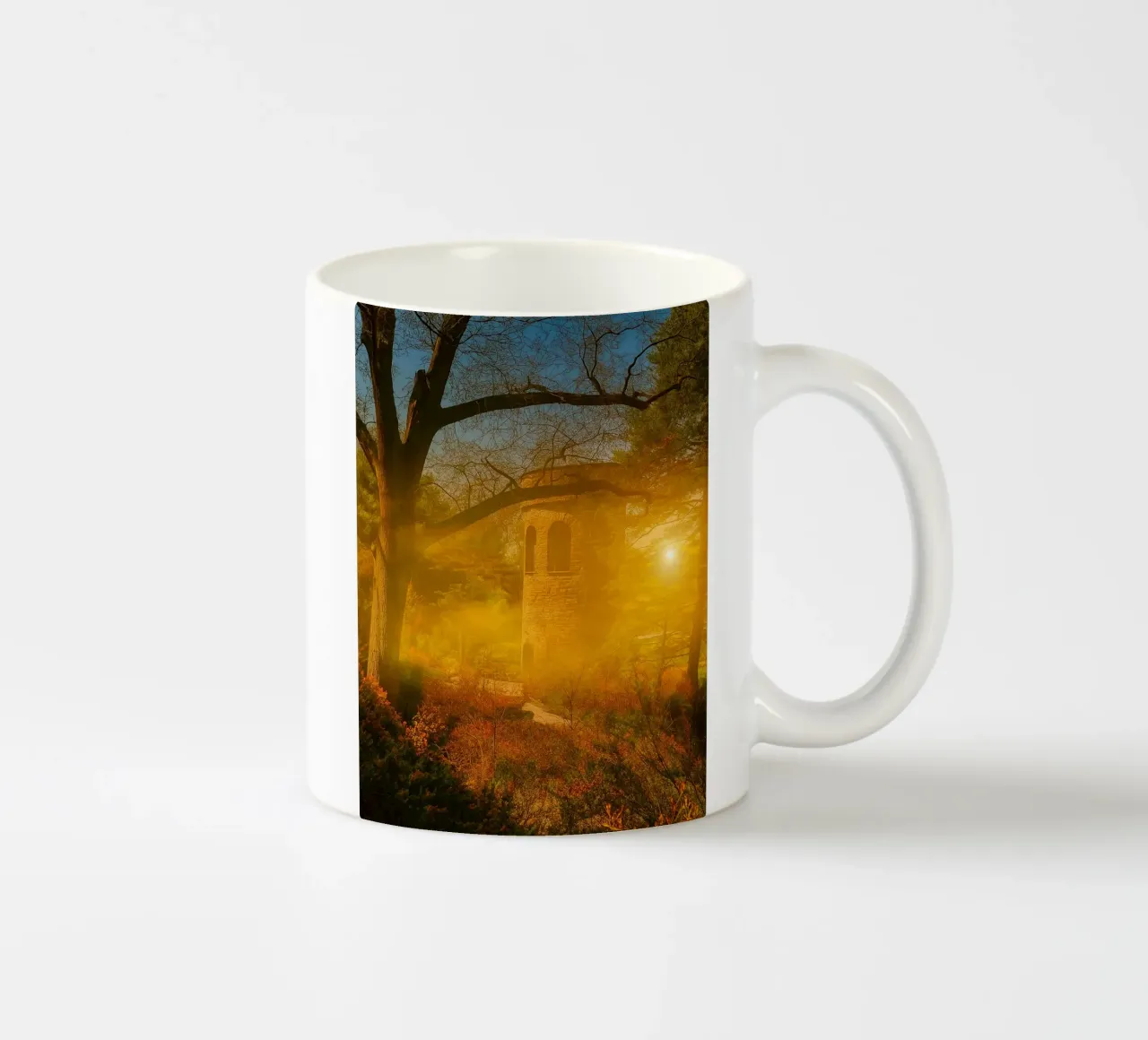 vecchio edificio in mezzo alla foresta tazza in ceramica da PASMING