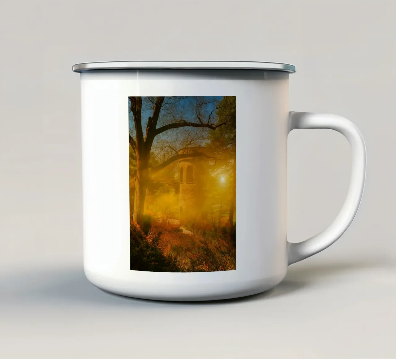 vecchio edificio in mezzo alla foresta tazza in smalto da PASMING