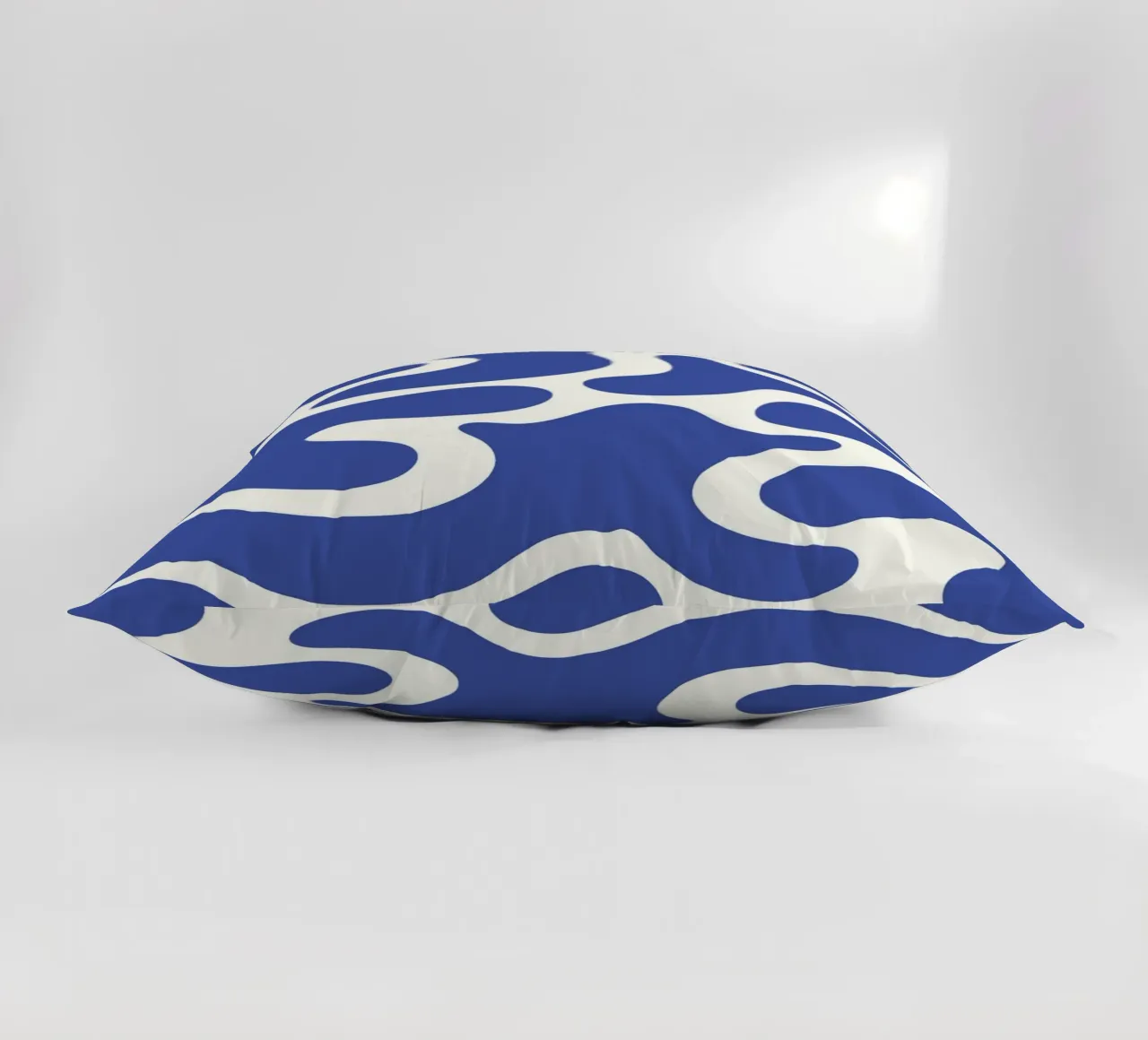 Fiume liquido blu astratto cuscino da Studio Fun Boy