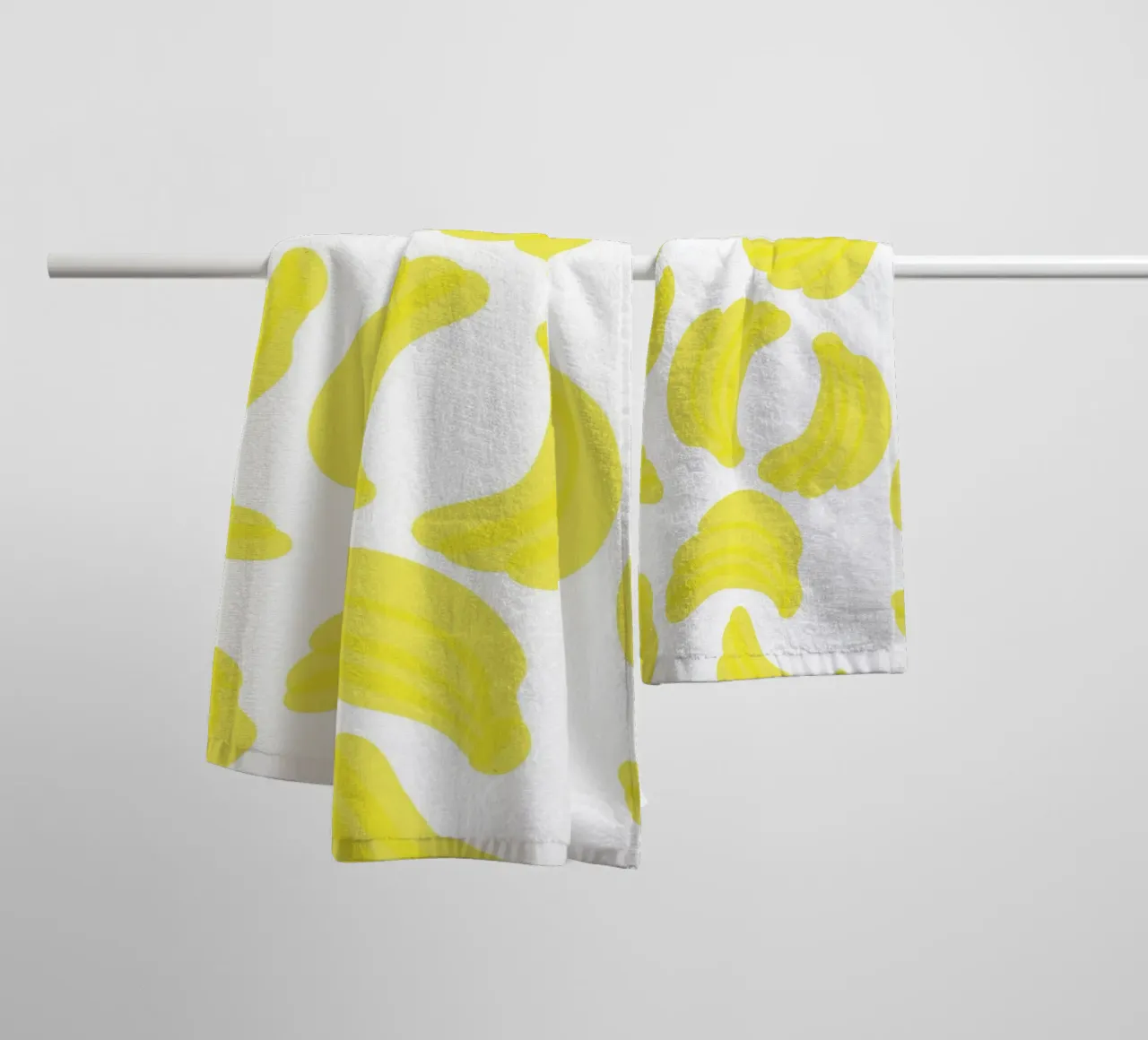 Giallo banana piatto asciugamano da bagno da Studio Fun Boy