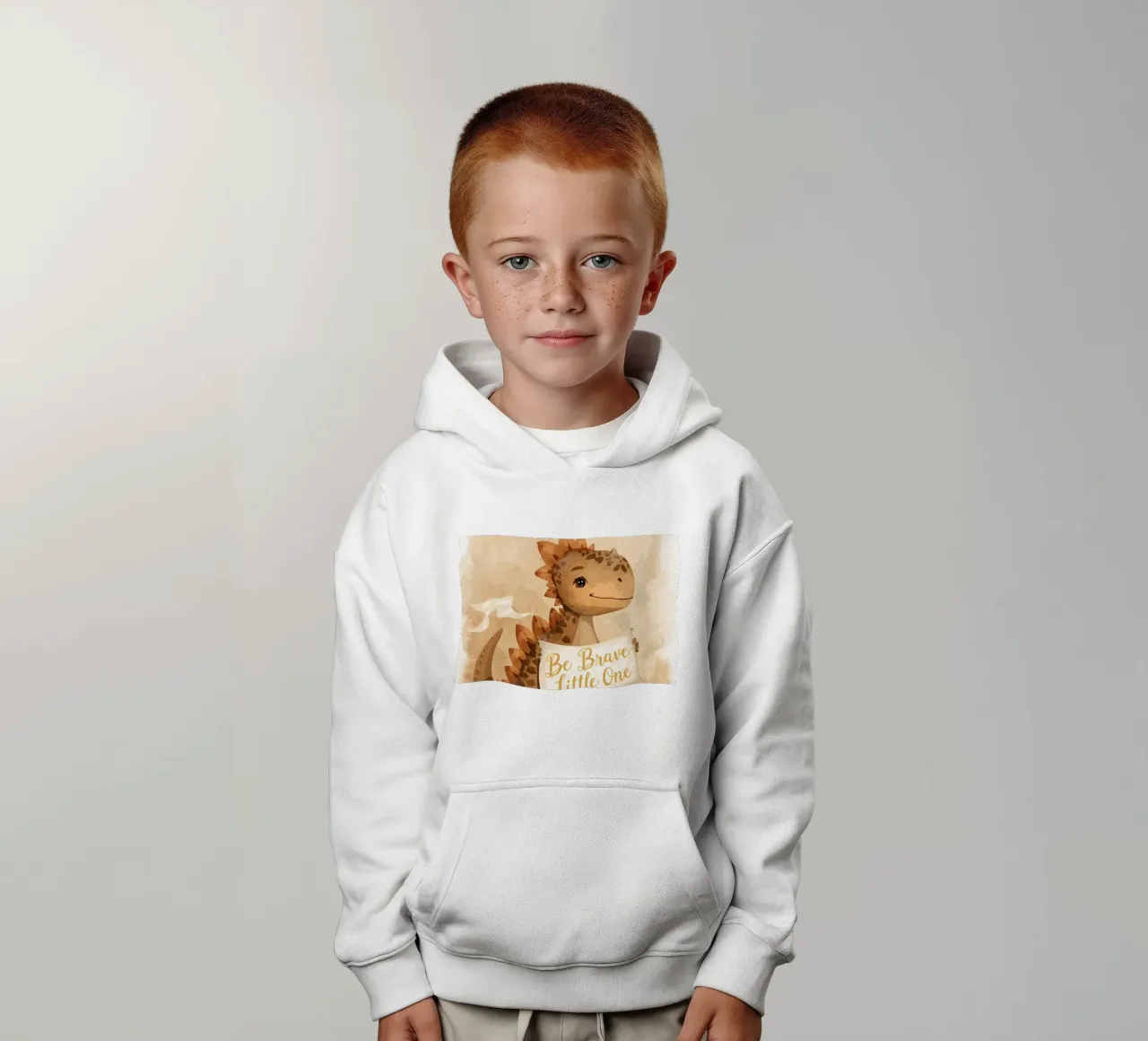 Un simpatico dinosauro con in mano lo striscione "Be Brave Little One". felpa bambino con cappuccio da DesignDoodle