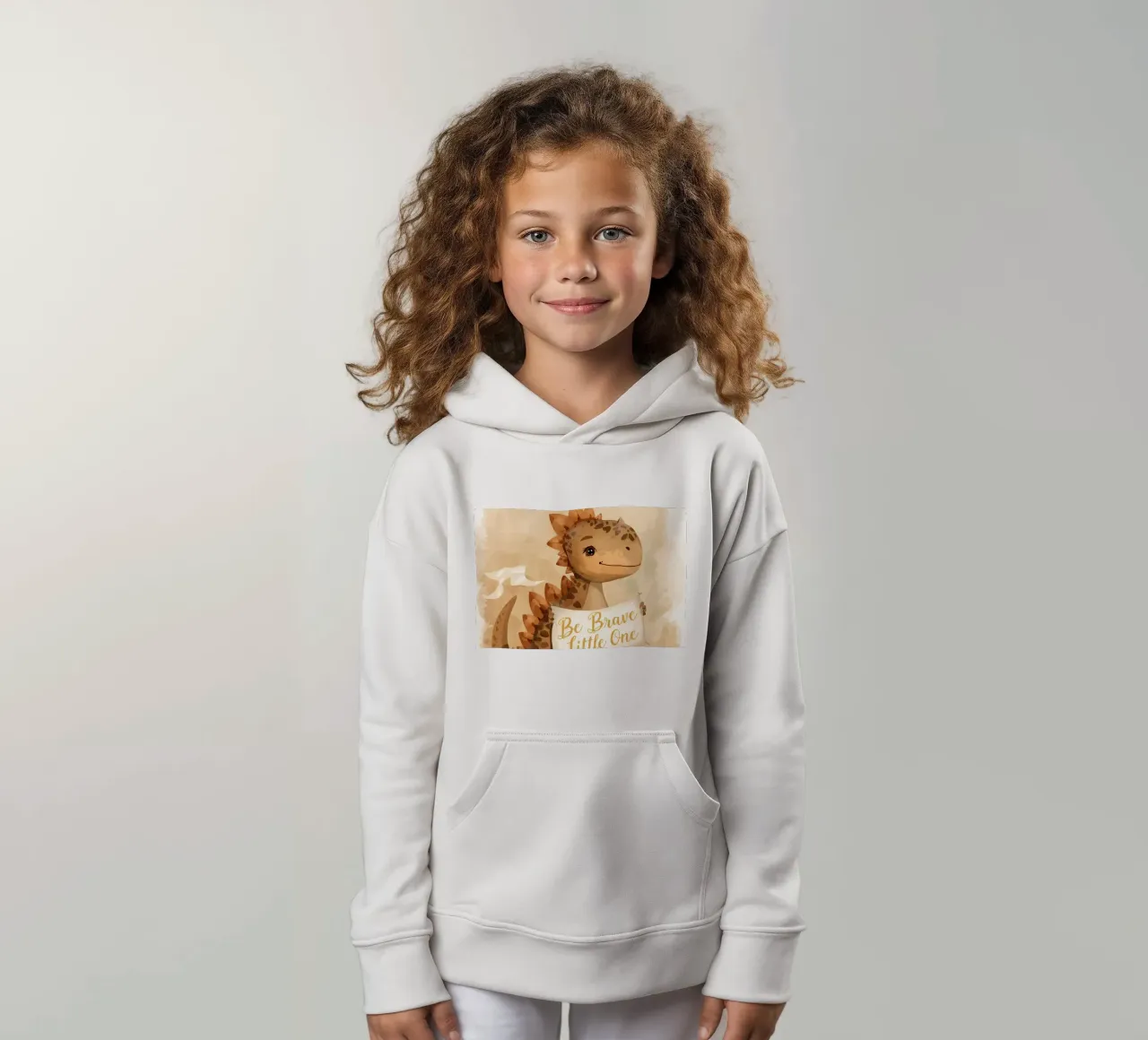 Un simpatico dinosauro con in mano lo striscione "Be Brave Little One". felpa bambino con cappuccio da DesignDoodle