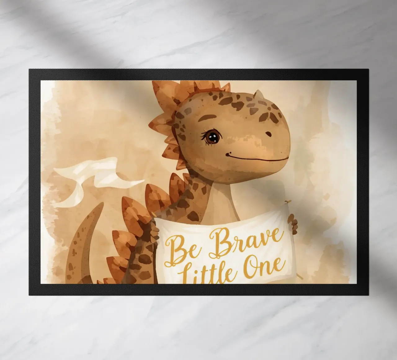 Un simpatico dinosauro con in mano lo striscione "Be Brave Little One". zerbino da DesignDoodle