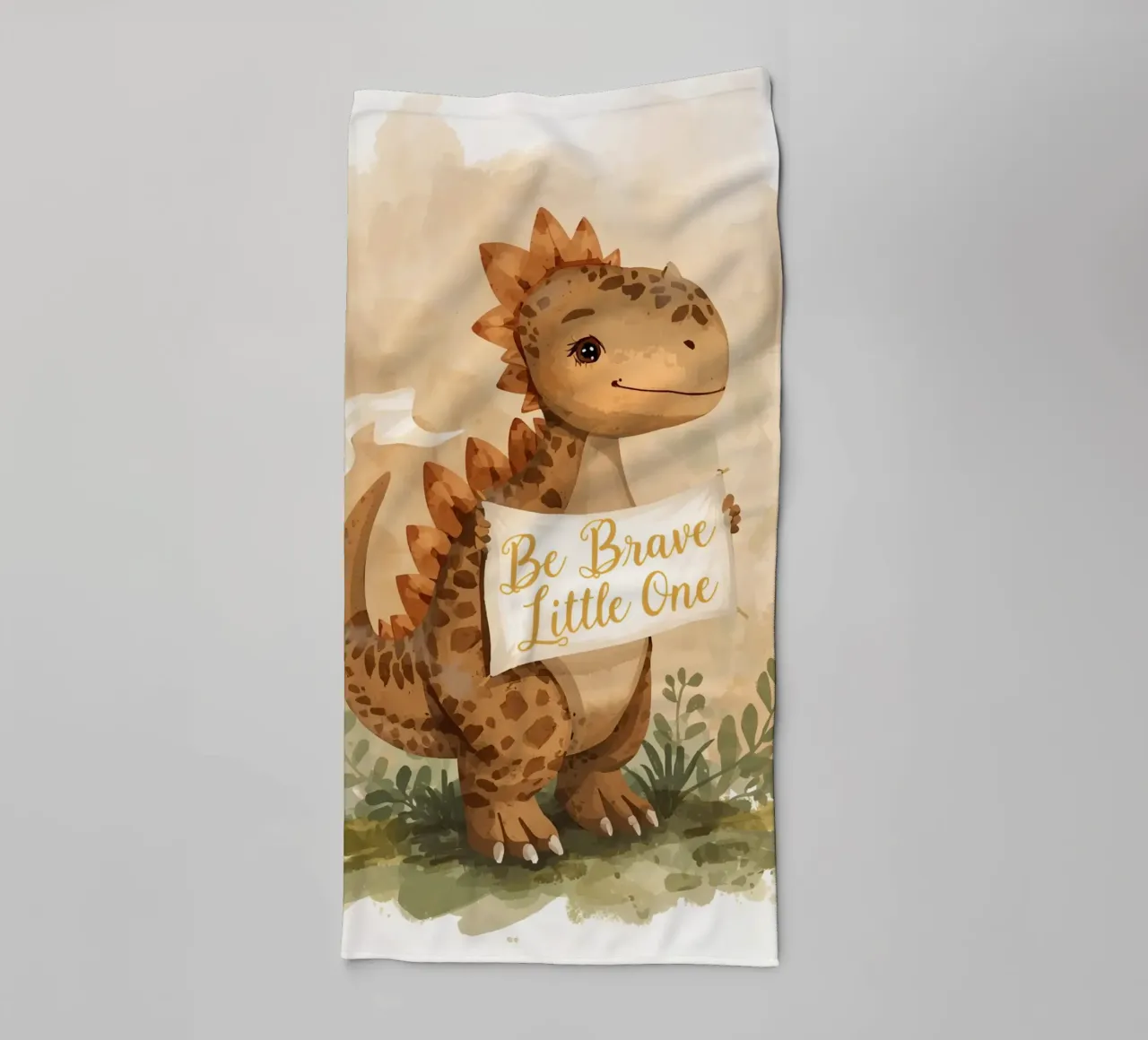 Un simpatico dinosauro con in mano lo striscione "Be Brave Little One". asciugamano da bagno da DesignDoodle