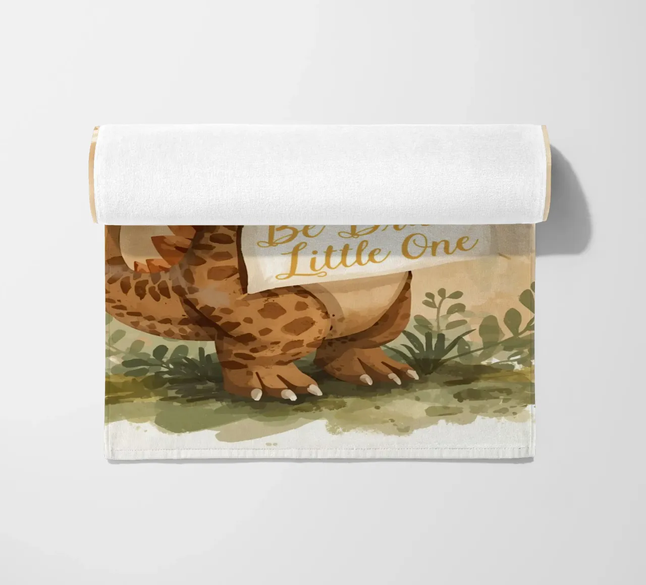 Un simpatico dinosauro con in mano lo striscione "Be Brave Little One". telo mare da DesignDoodle