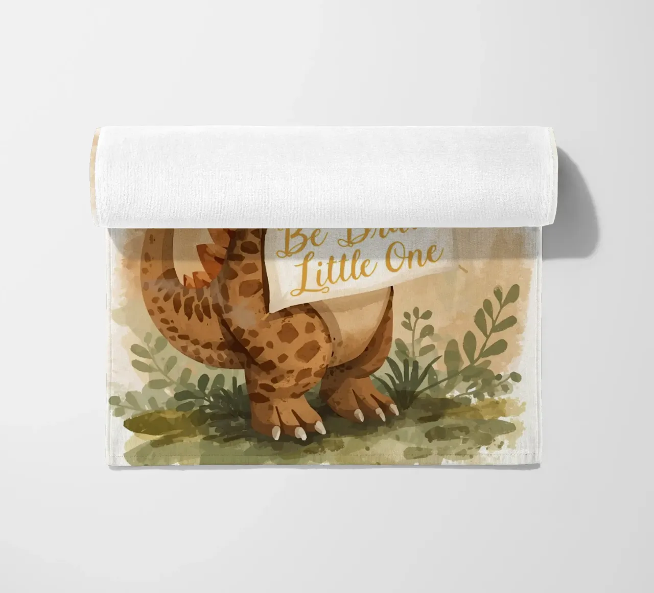 Un simpatico dinosauro con in mano lo striscione "Be Brave Little One". telo mare da DesignDoodle