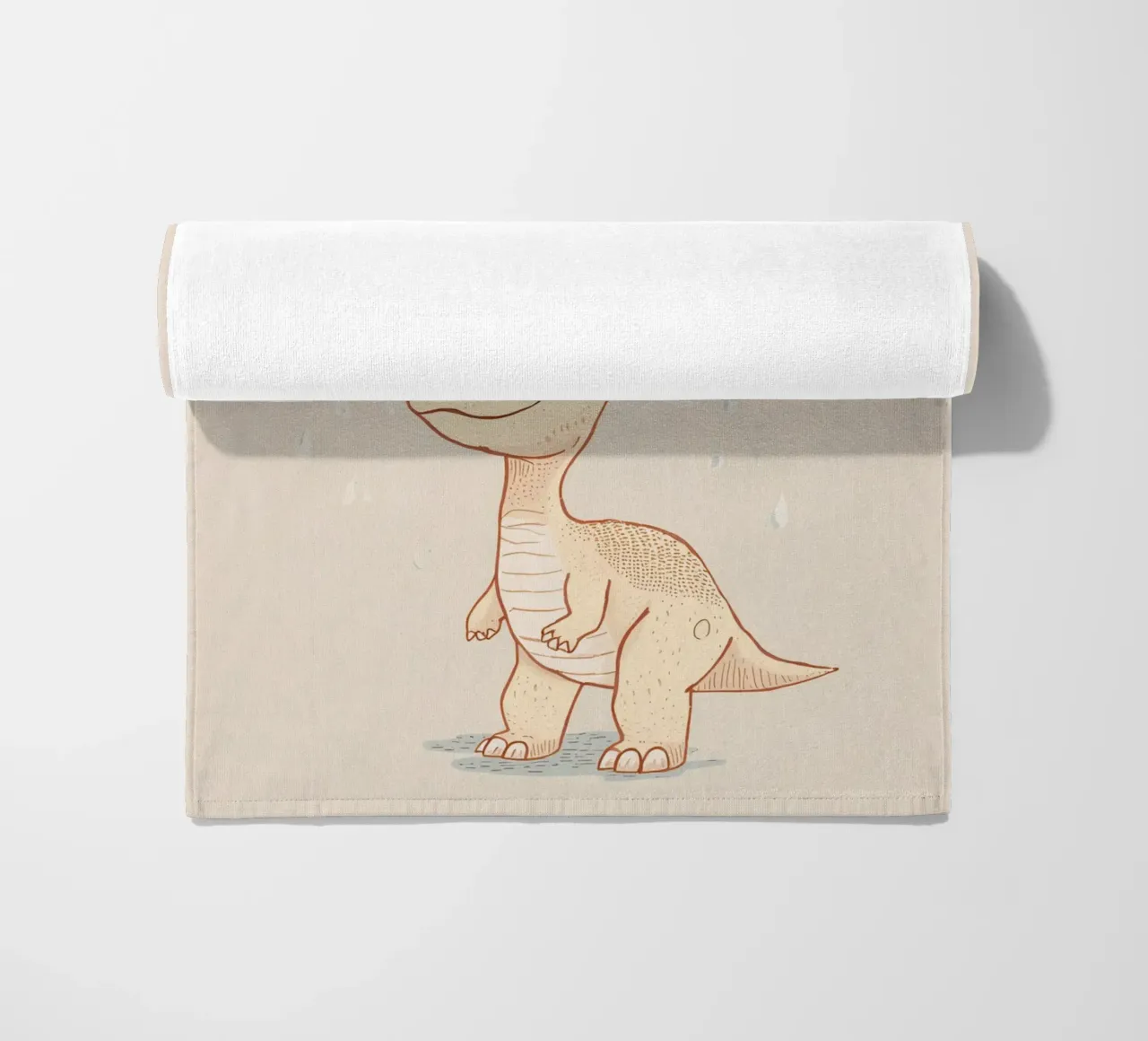 Adorabile dinosauro sotto l'arcobaleno e la pioggia telo mare da DesignDoodle