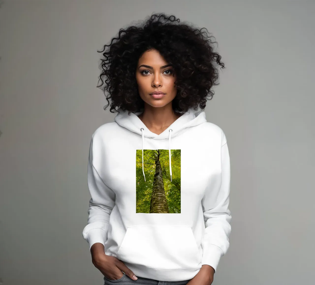 vue du tronc d'un grand arbre sweat à capuche de PASMING