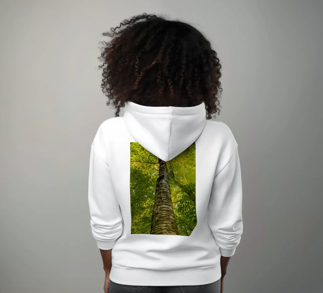 vue du tronc d'un grand arbre sweat à capuche de PASMING