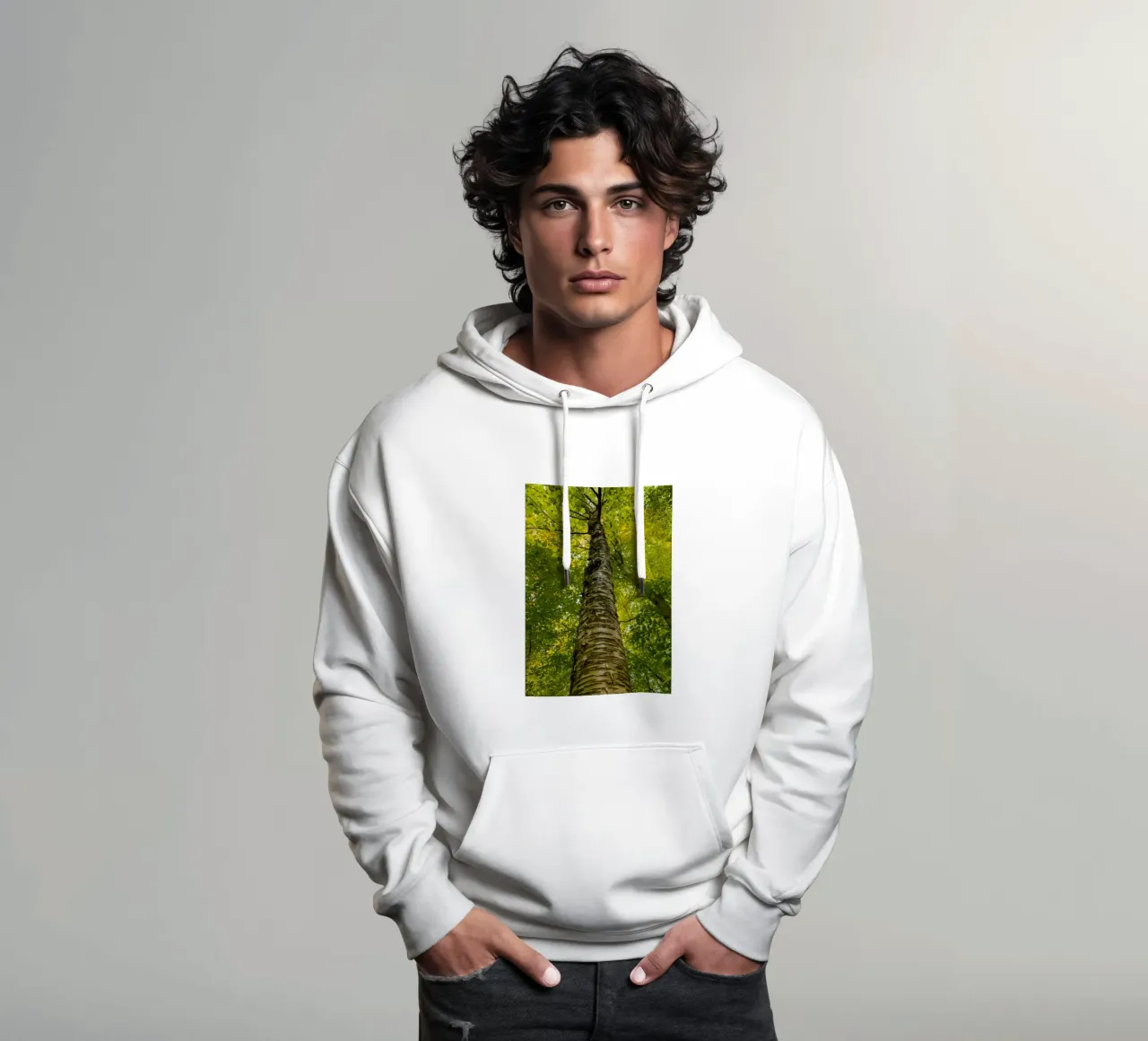vue du tronc d'un grand arbre sweat à capuche de PASMING