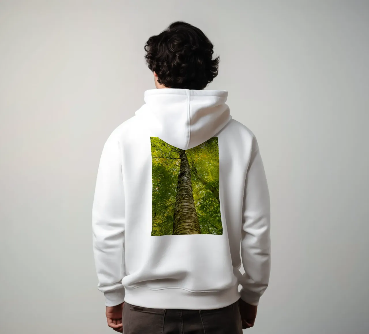 vue du tronc d'un grand arbre sweat à capuche de PASMING