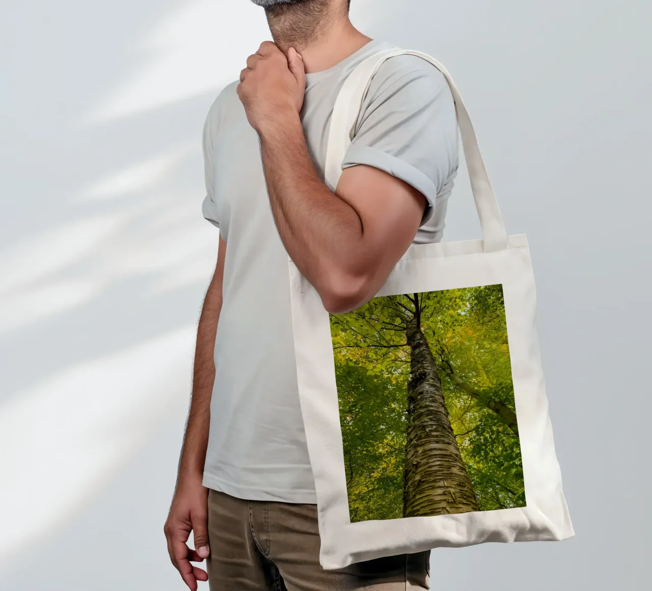 vue du tronc d'un grand arbre tote bag de PASMING