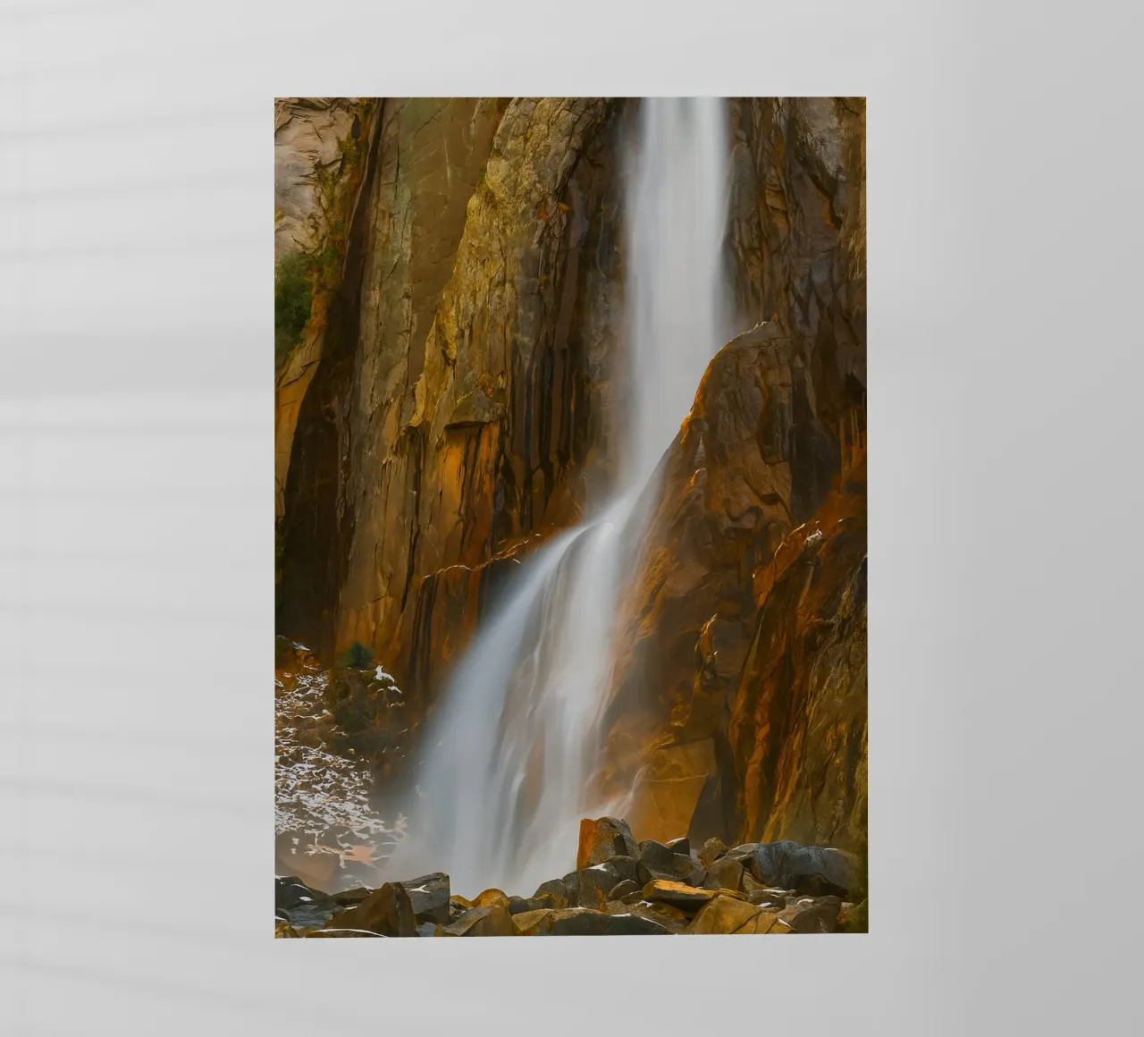 cascata su una montagna rocciosa pellicola backlit da PASMING