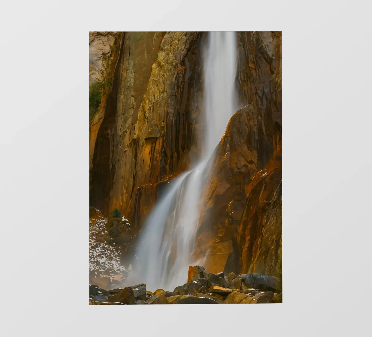 cascata su una montagna rocciosa pellicola backlit da PASMING