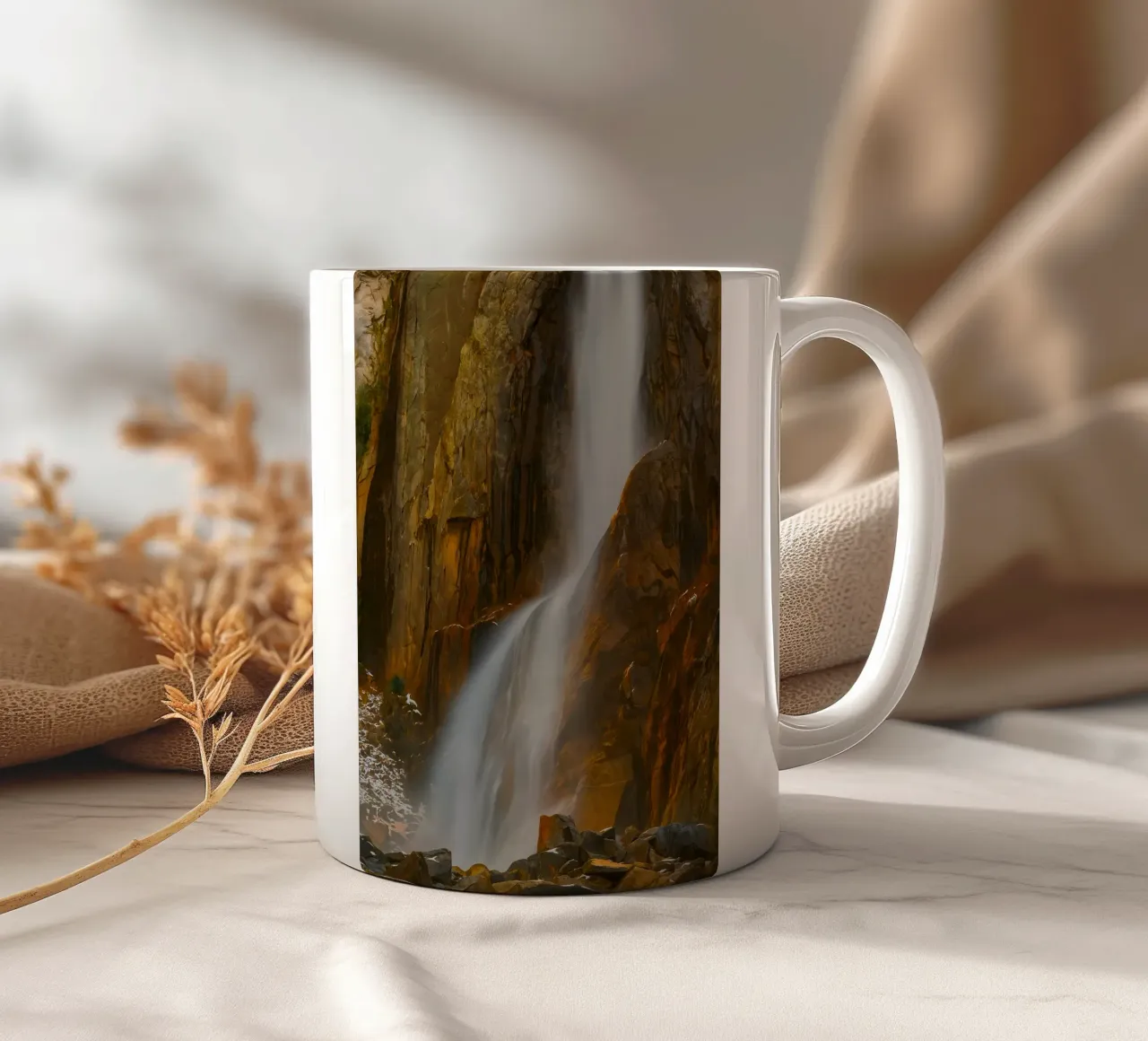 cascata su una montagna rocciosa tazza in ceramica da PASMING
