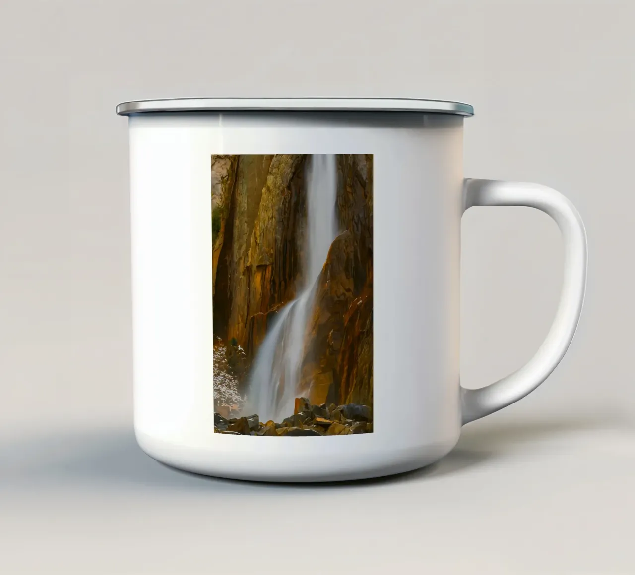 cascata su una montagna rocciosa tazza in smalto da PASMING