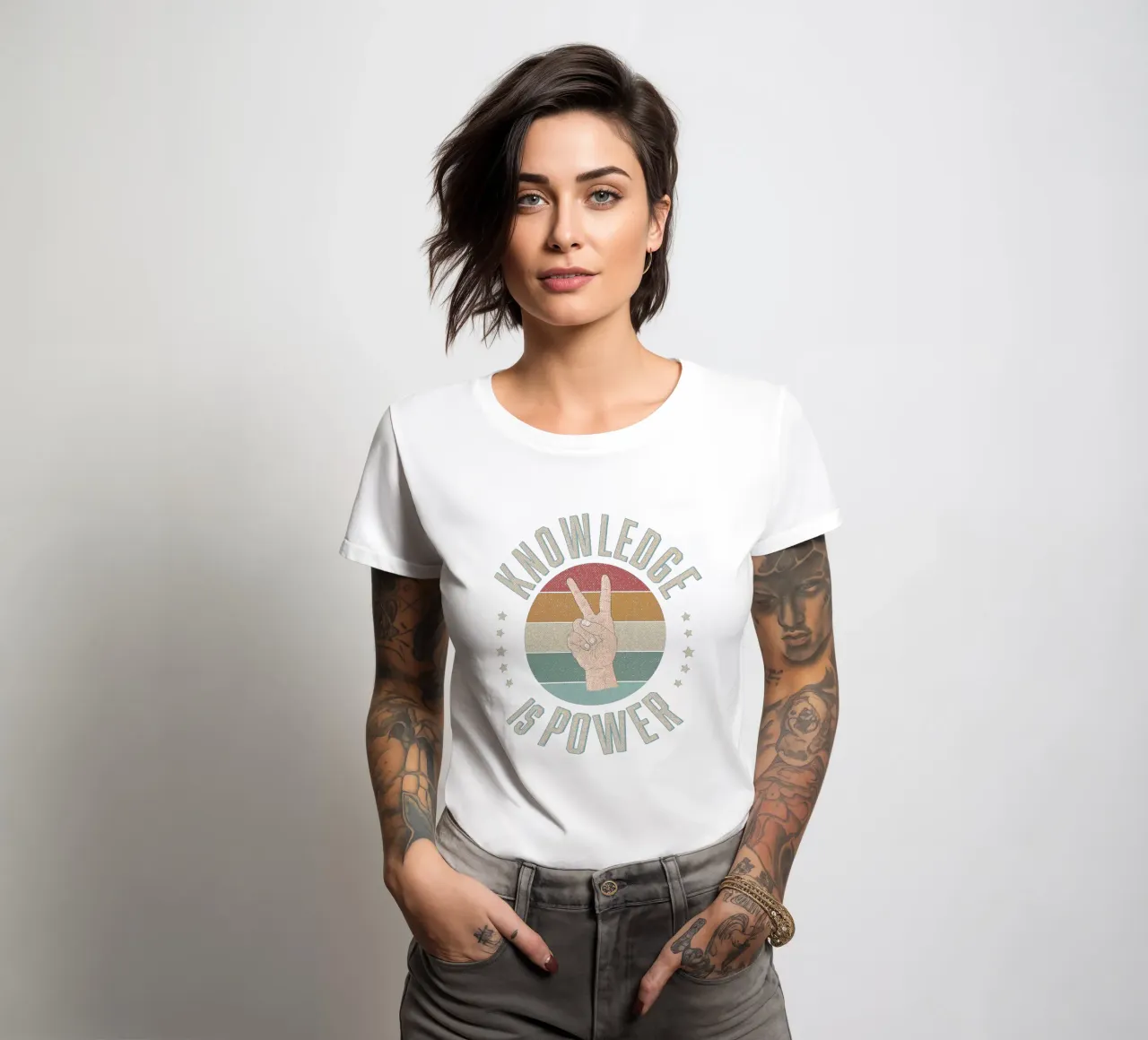 El conocimiento es poder. Saber es poder. camiseta de mujer de CalliLetters