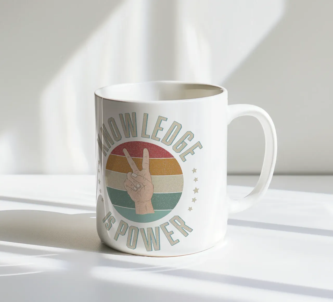El conocimiento es poder. Saber es poder. taza de cerámica de CalliLetters