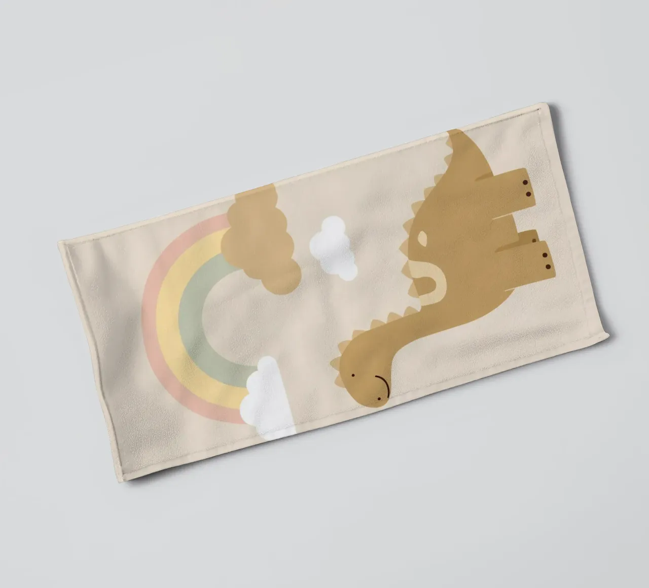 Dinosauro carino con arcobaleno e nuvole asciugamano da bagno da DesignDoodle
