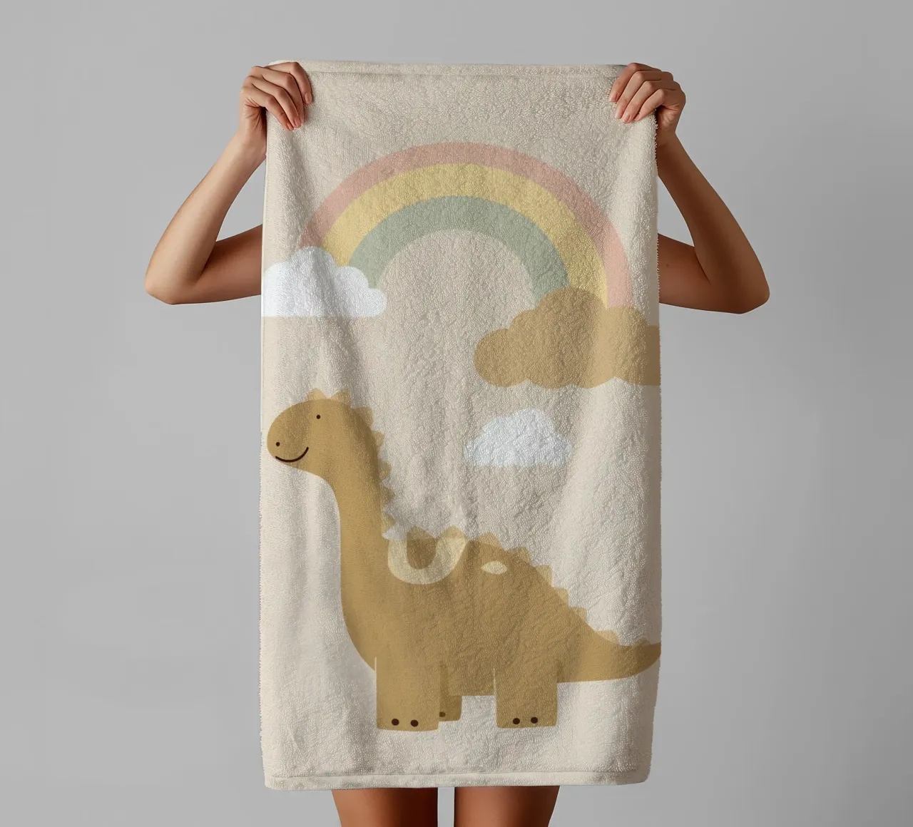 Dinosauro carino con arcobaleno e nuvole asciugamano da bagno da DesignDoodle