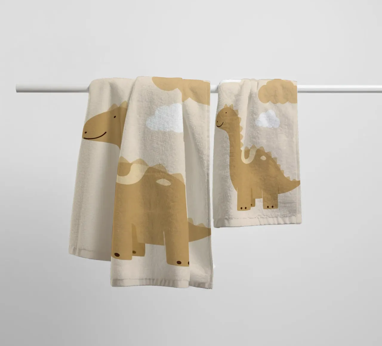 Dinosauro carino con arcobaleno e nuvole asciugamano da bagno da DesignDoodle