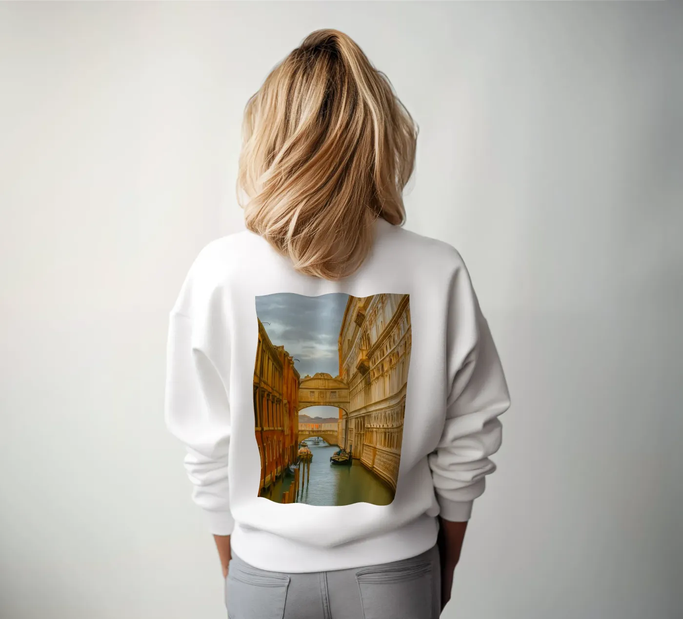 vintage canal between old buildings sweat de PASMING