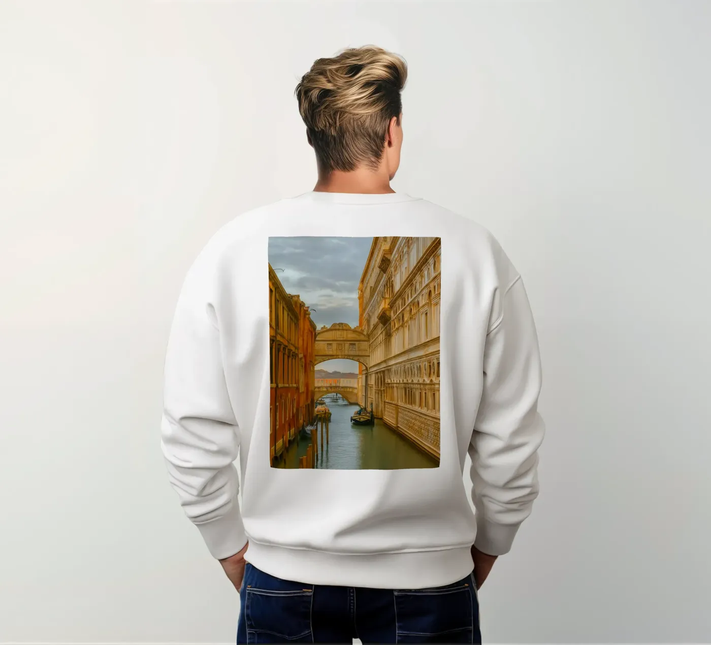 vintage canal between old buildings sweat de PASMING