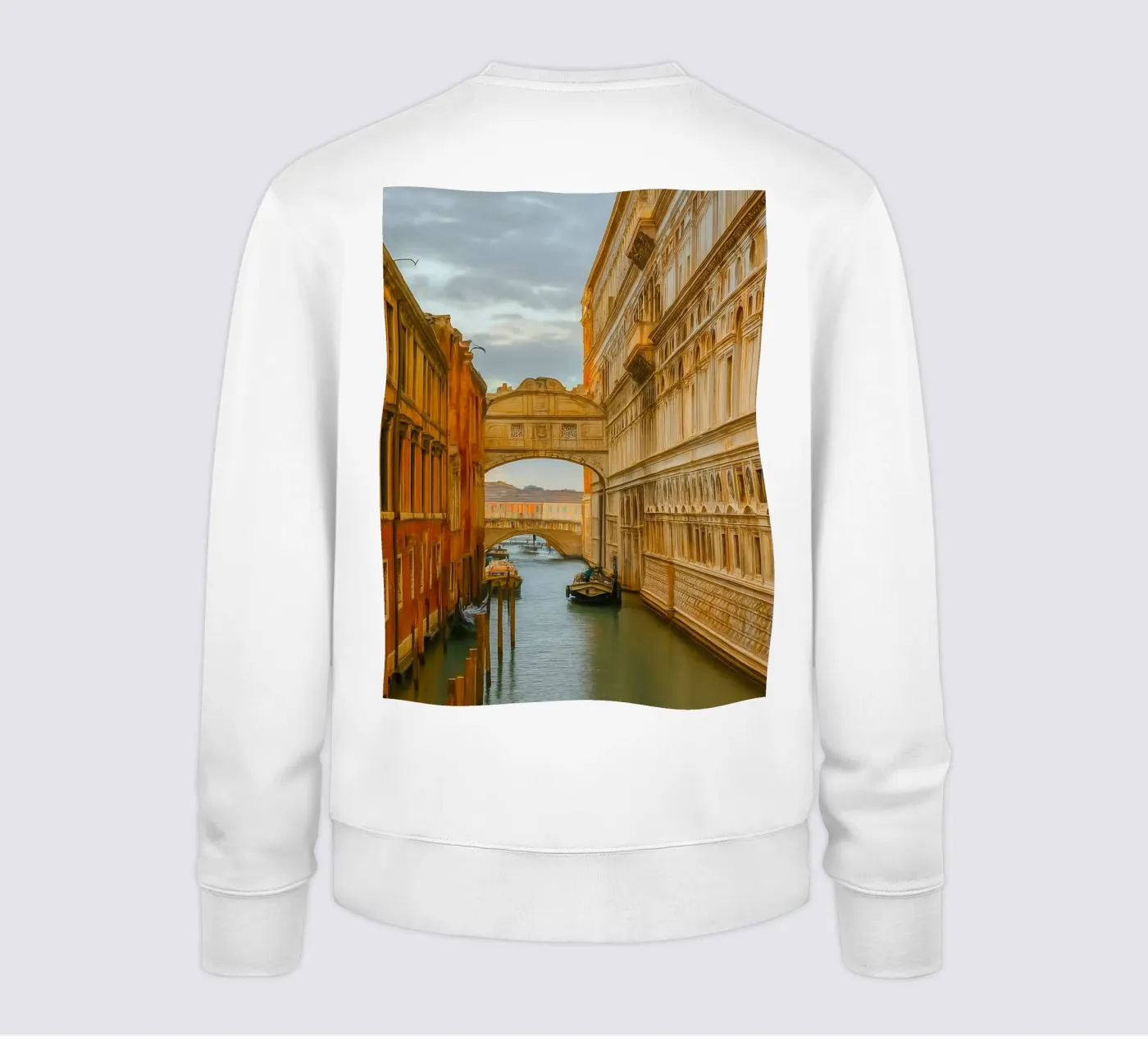 vintage canal between old buildings sweat de PASMING