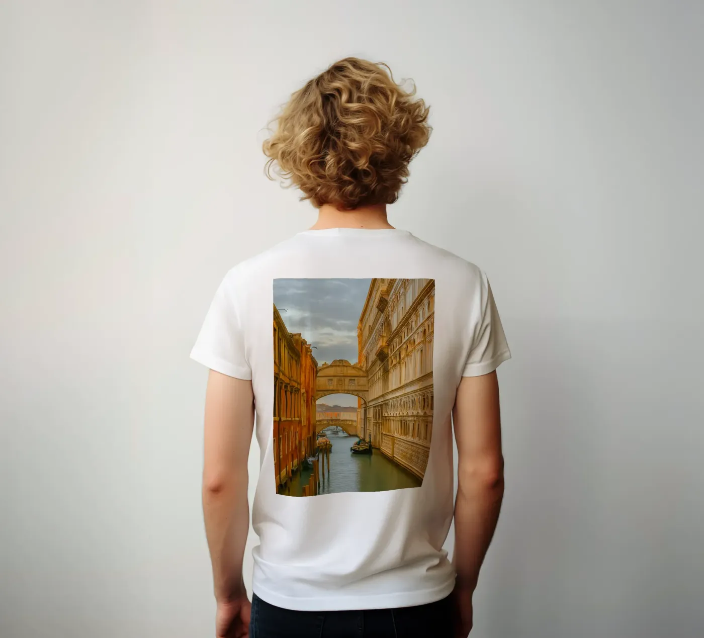 canale d'epoca tra vecchi edifici t-shirt da PASMING
