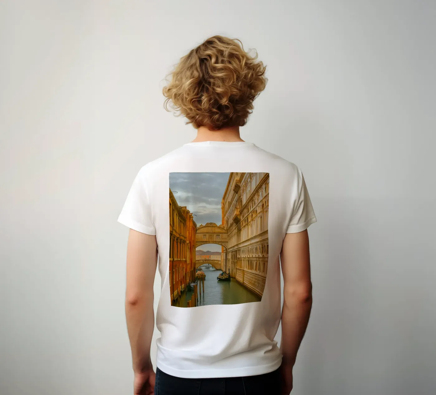 canale d'epoca tra vecchi edifici t-shirt da PASMING