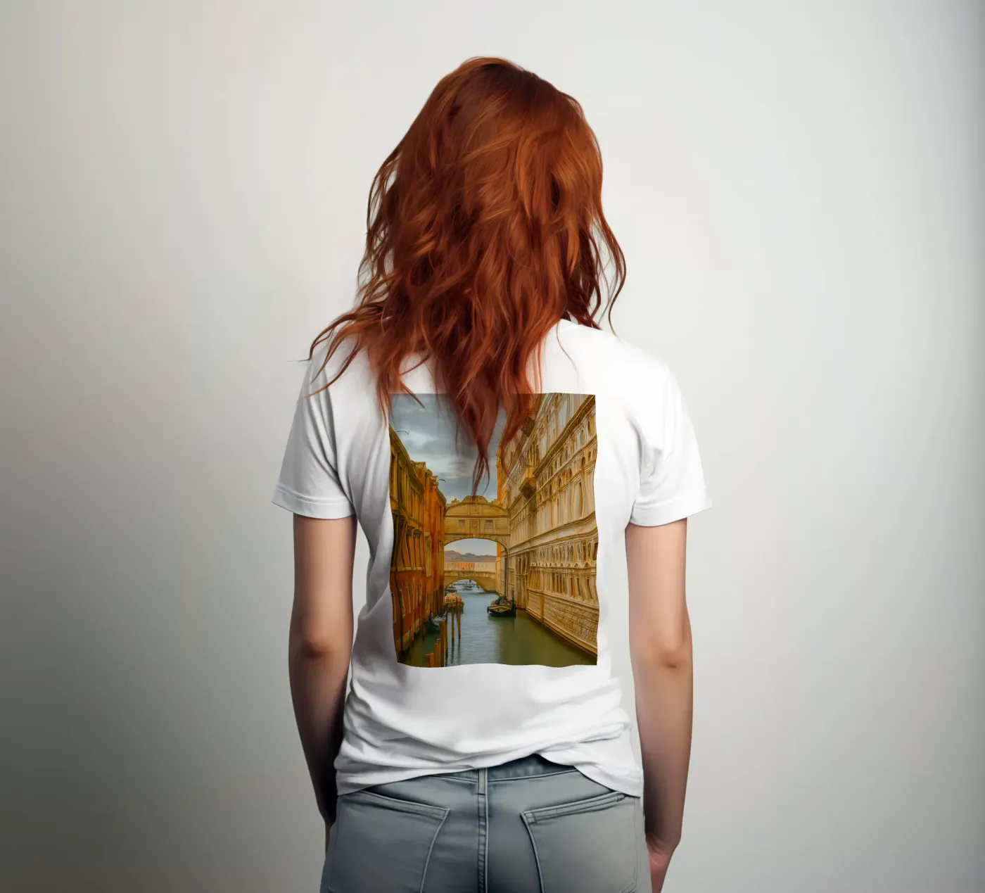canale d'epoca tra vecchi edifici t-shirt da PASMING