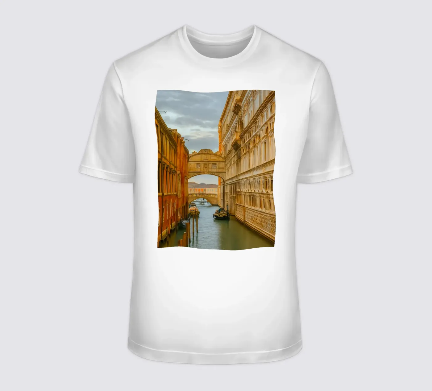canale d'epoca tra vecchi edifici t-shirt da PASMING