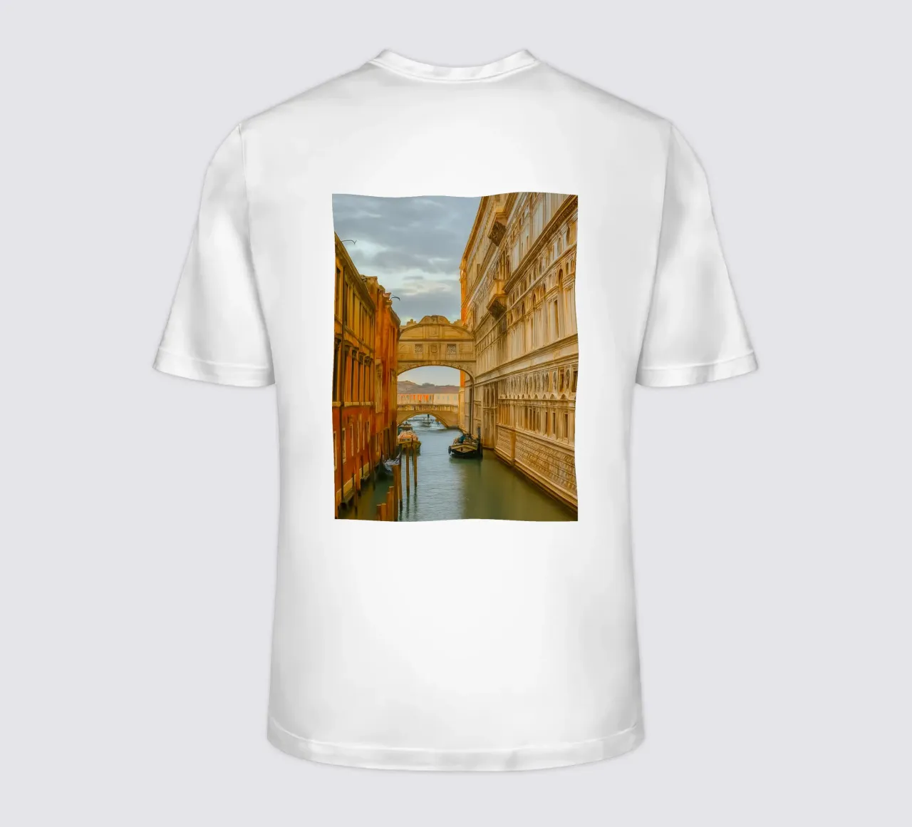 canale d'epoca tra vecchi edifici t-shirt da PASMING