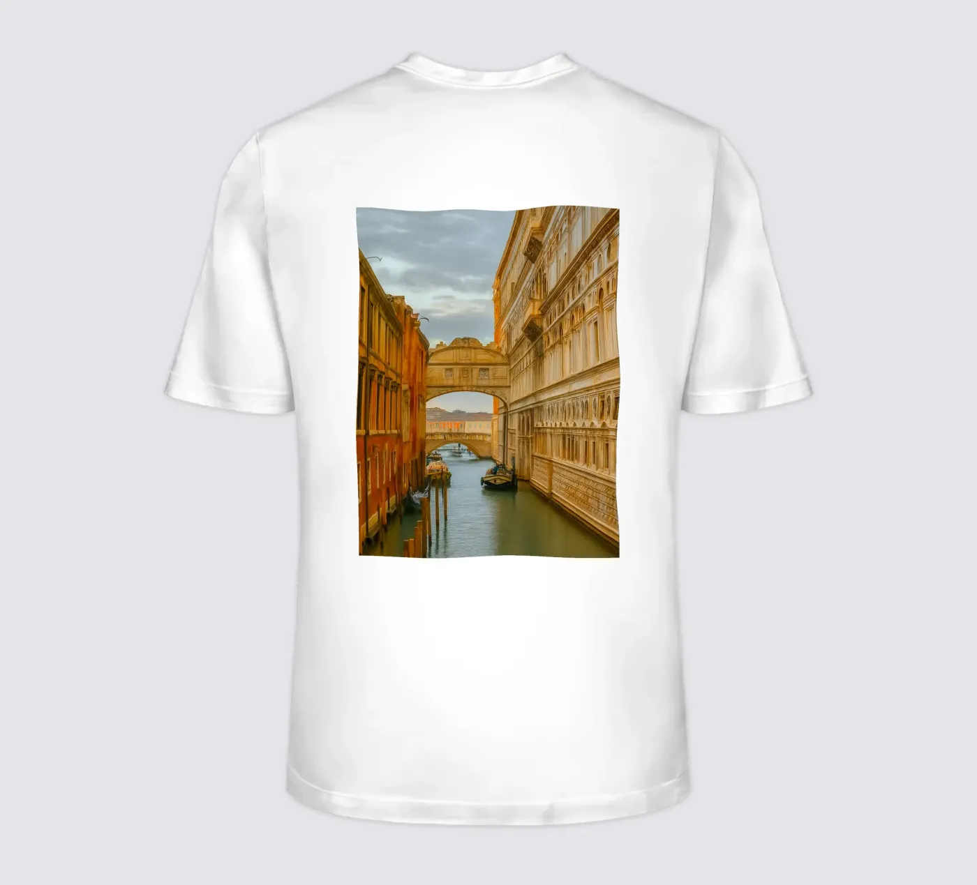 canale d'epoca tra vecchi edifici t-shirt da PASMING