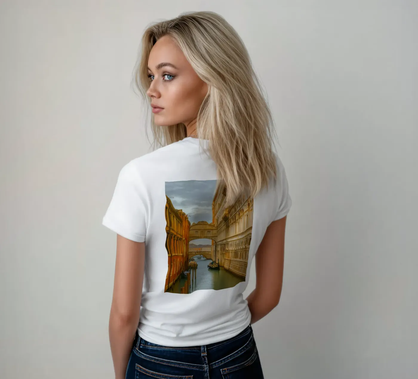 vintage canal between old buildings t-shirt da donna da PASMING