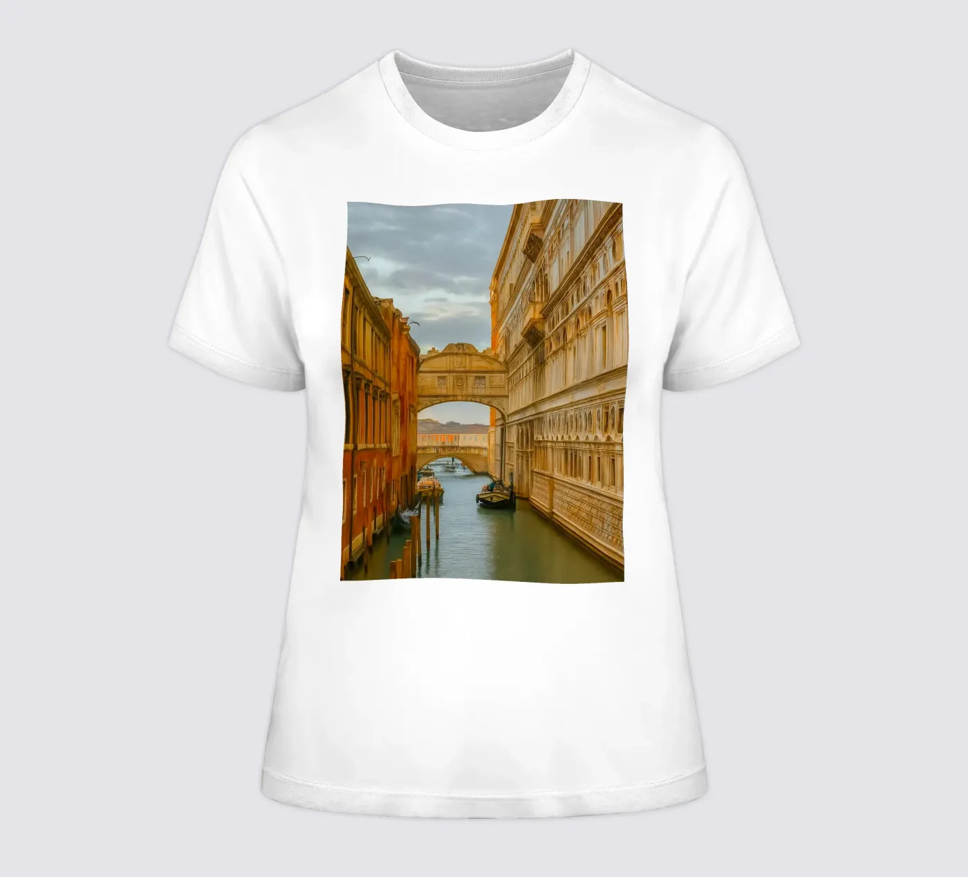 vintage canal between old buildings t-shirt da donna da PASMING