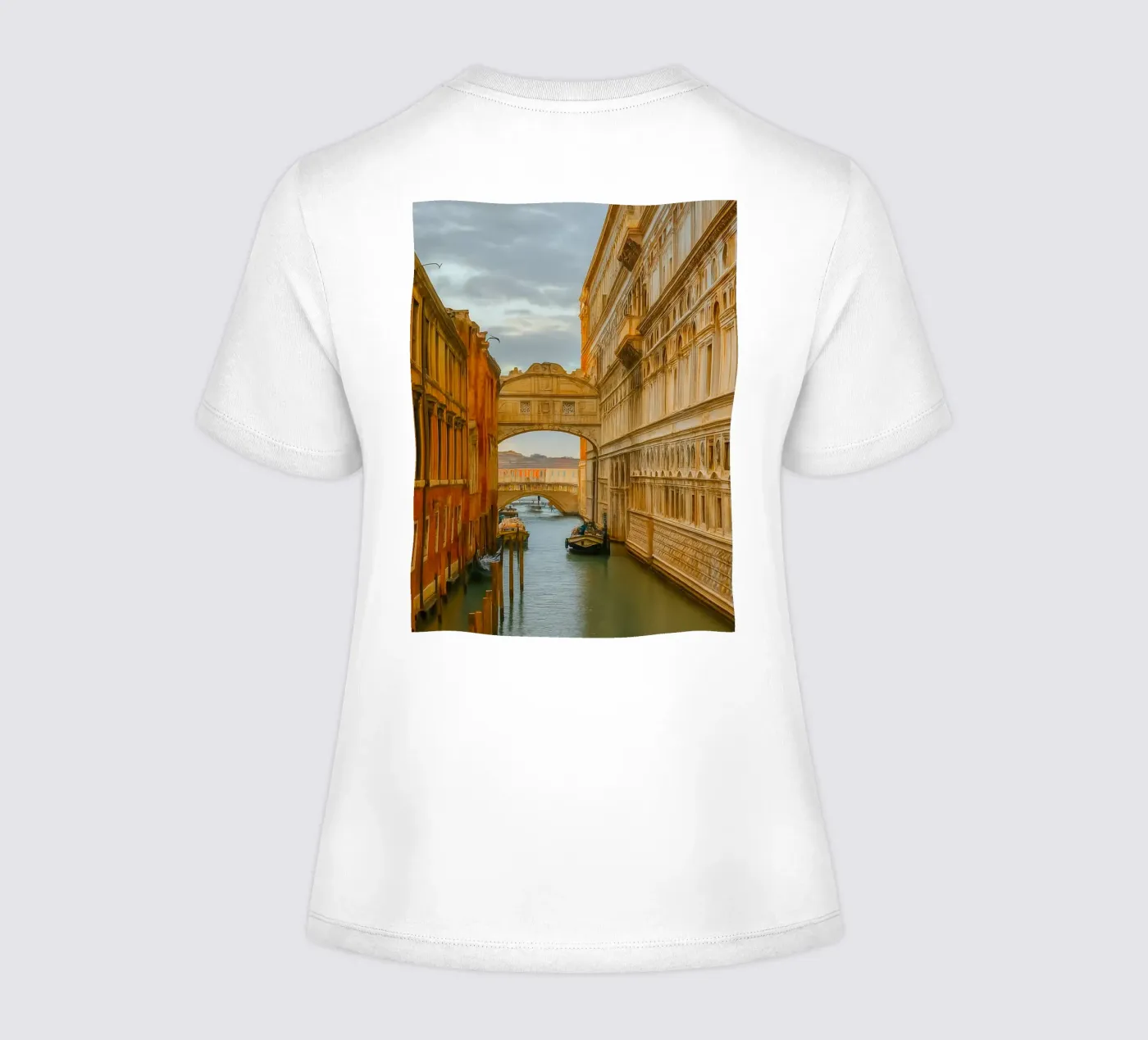 vintage canal between old buildings t-shirt da donna da PASMING