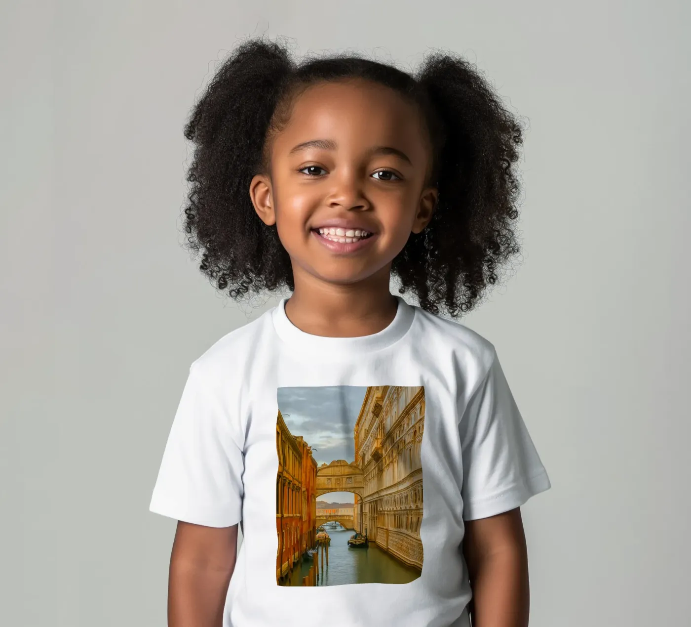 vintage canal between old buildings Kinder T-Shirt von PASMING