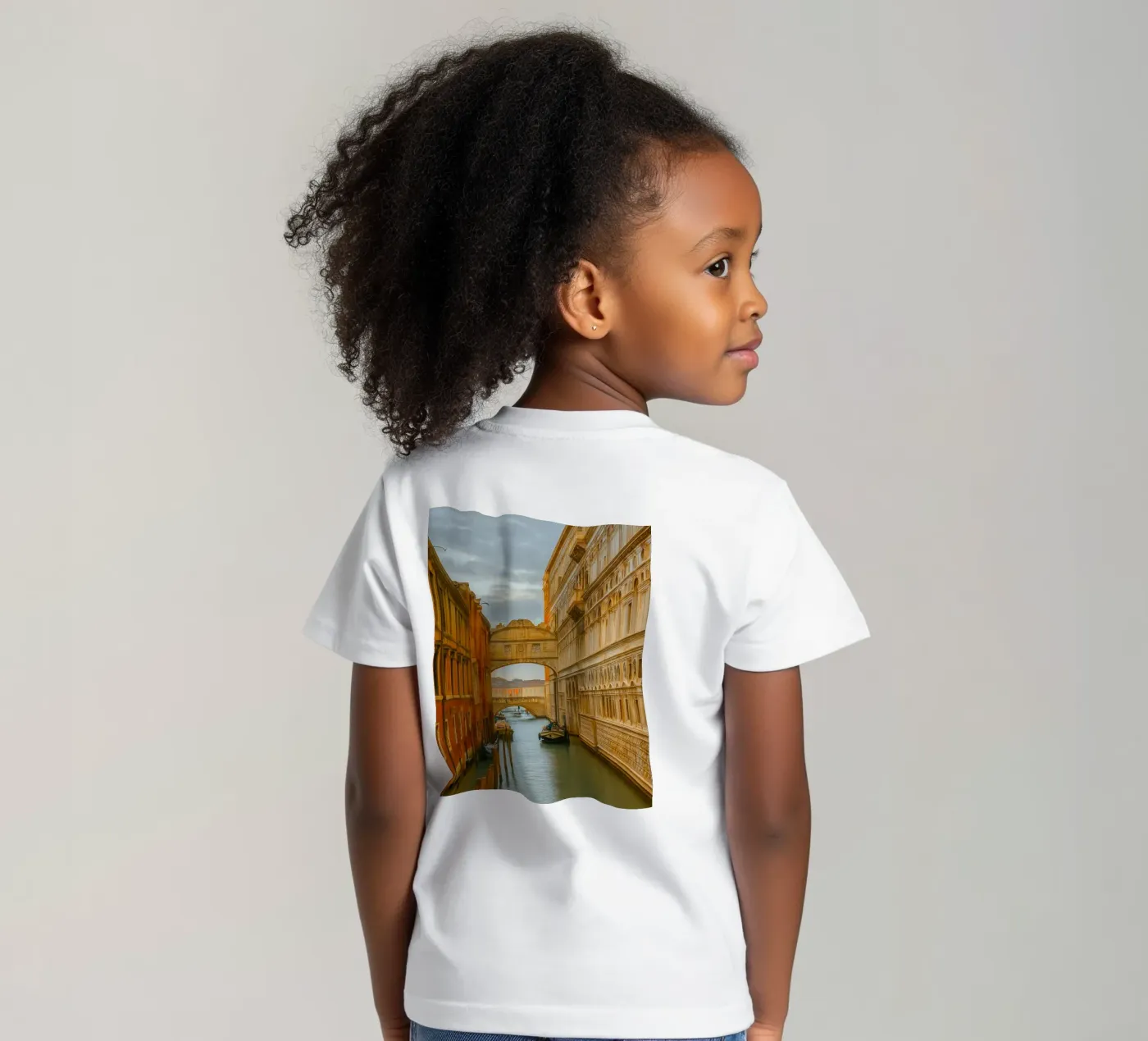 vintage canal between old buildings Kinder T-Shirt von PASMING
