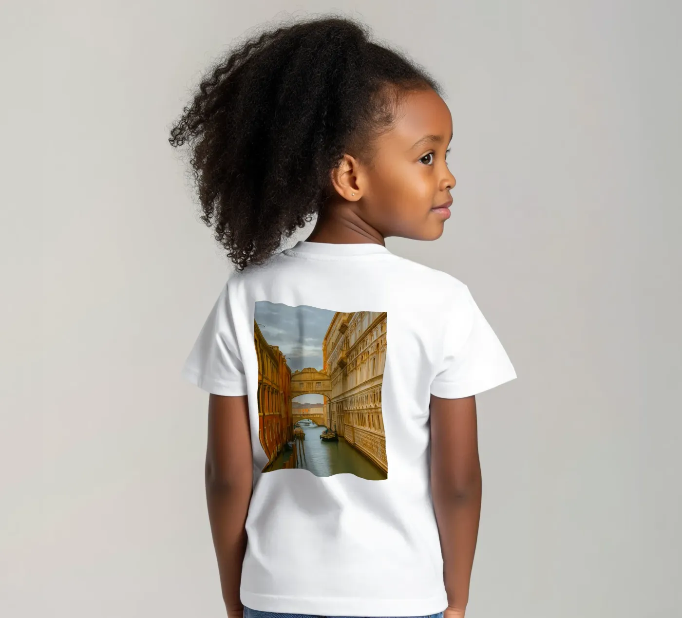 vintage canal between old buildings Kinder T-Shirt von PASMING