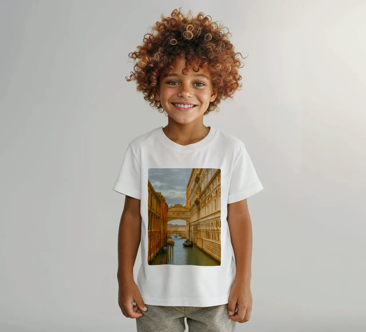 canale d'epoca tra vecchi edifici t-shirt bambini da PASMING