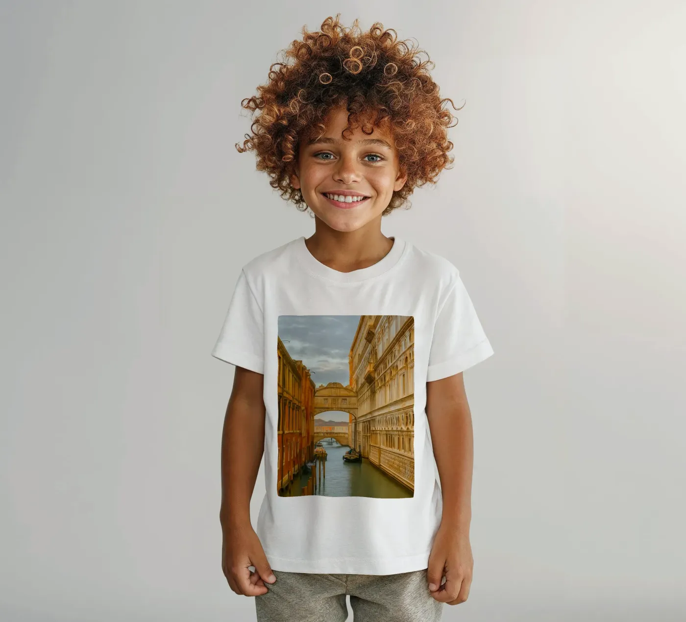 vintage canal between old buildings Kinder T-Shirt von PASMING