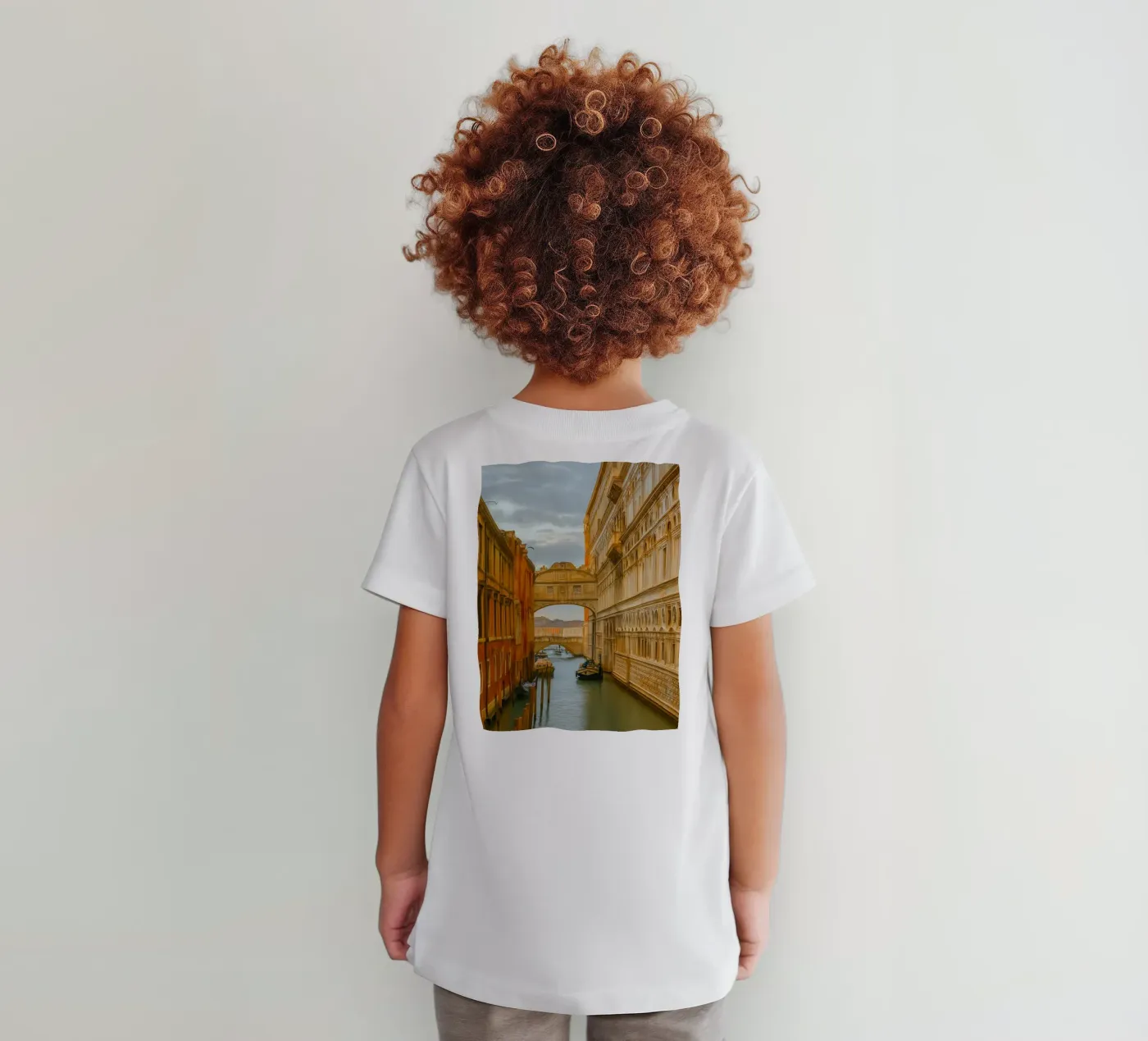 vintage canal between old buildings Kinder T-Shirt von PASMING