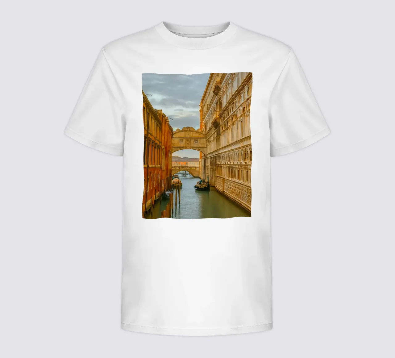canale d'epoca tra vecchi edifici t-shirt bambini da PASMING