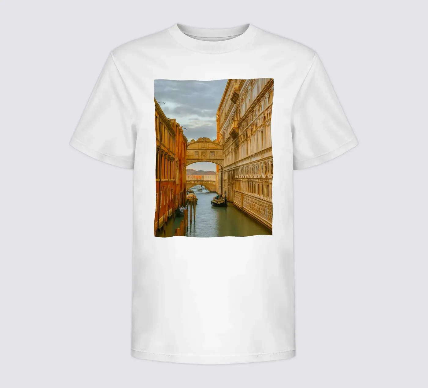 vintage canal between old buildings Kinder T-Shirt von PASMING