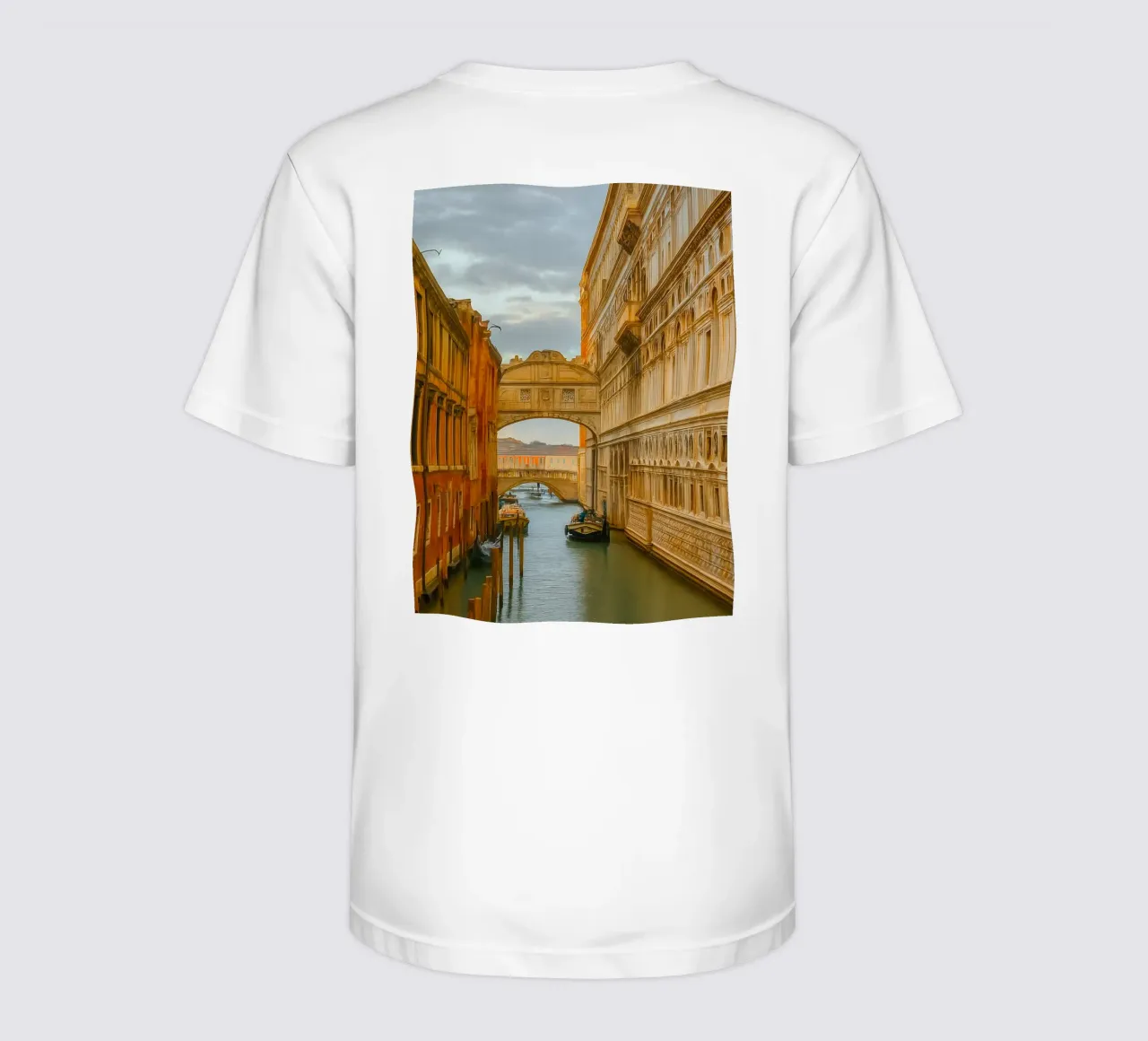 canale d'epoca tra vecchi edifici t-shirt bambini da PASMING