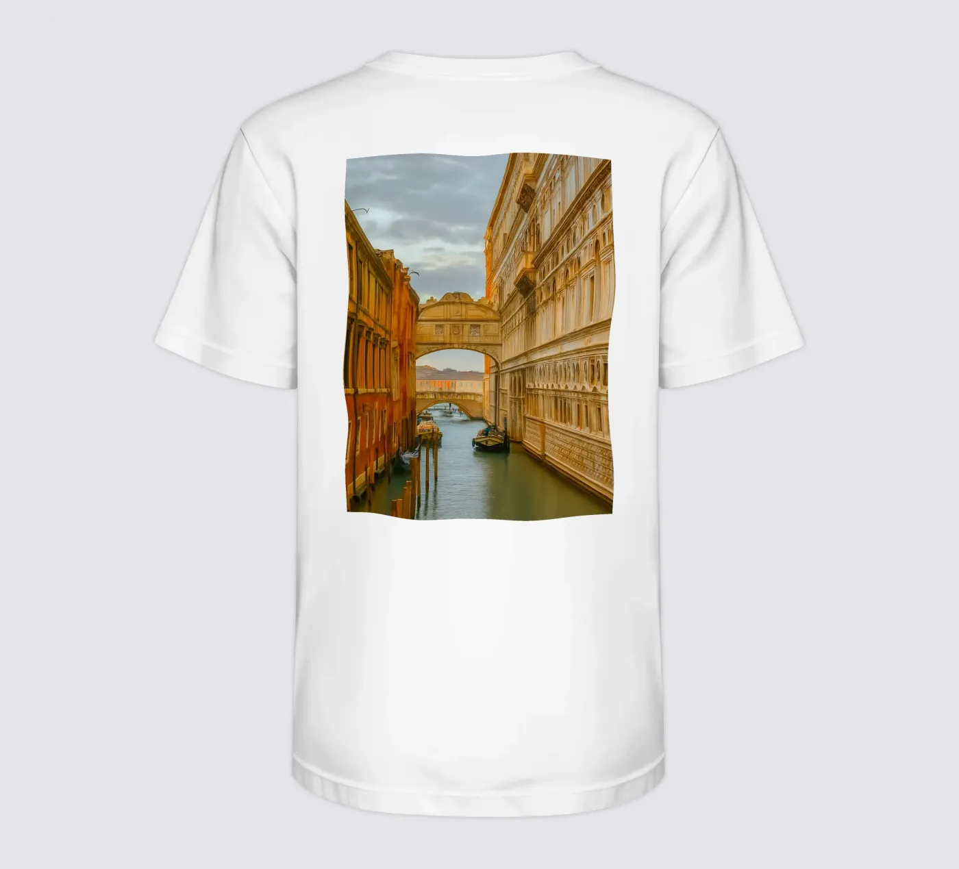 vintage canal between old buildings Kinder T-Shirt von PASMING