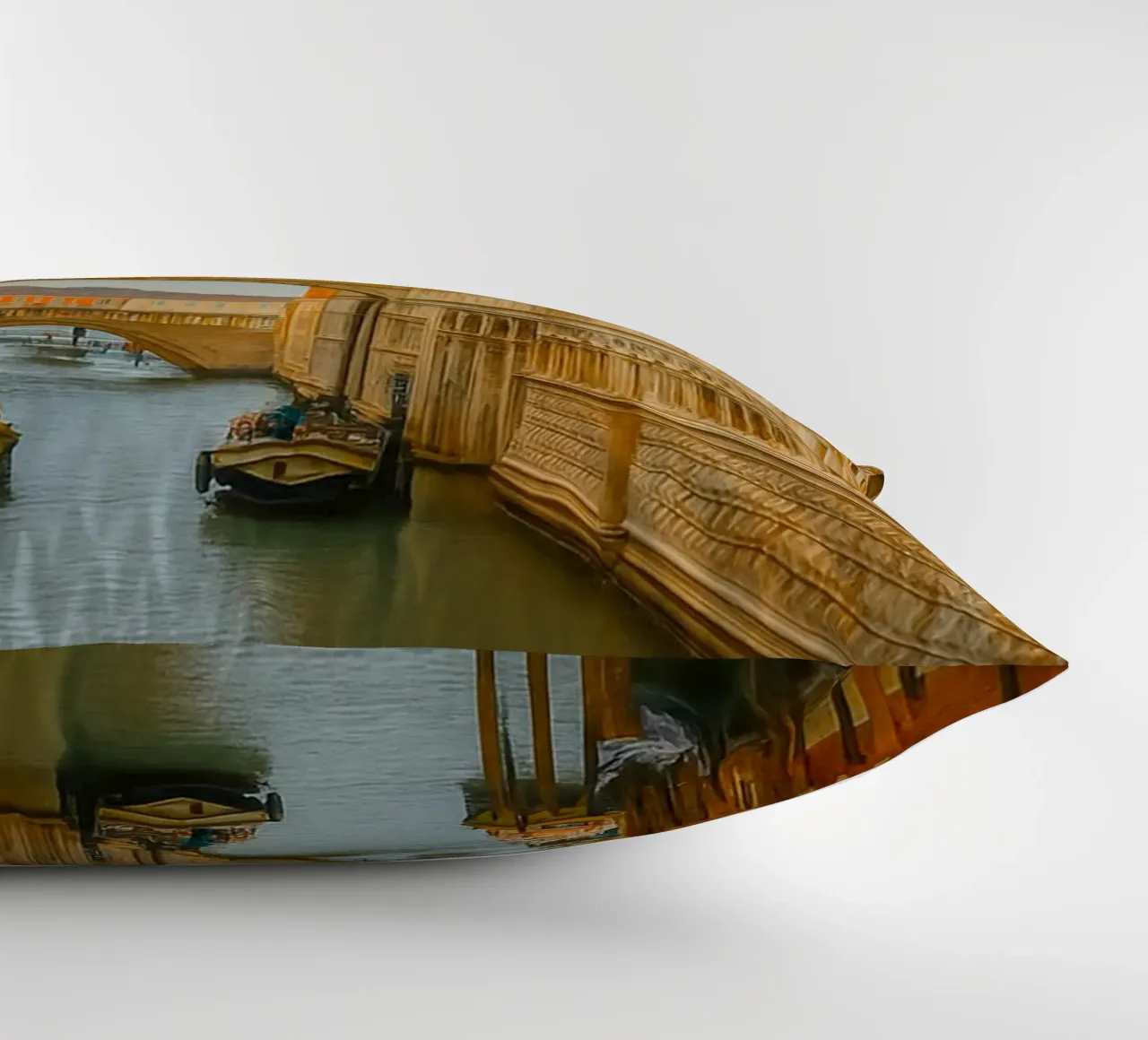 canale d'epoca tra vecchi edifici cuscino da PASMING